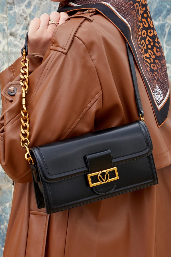 SİYAH KARE KİLİT DETAYLI OMUZ ÇANTASI