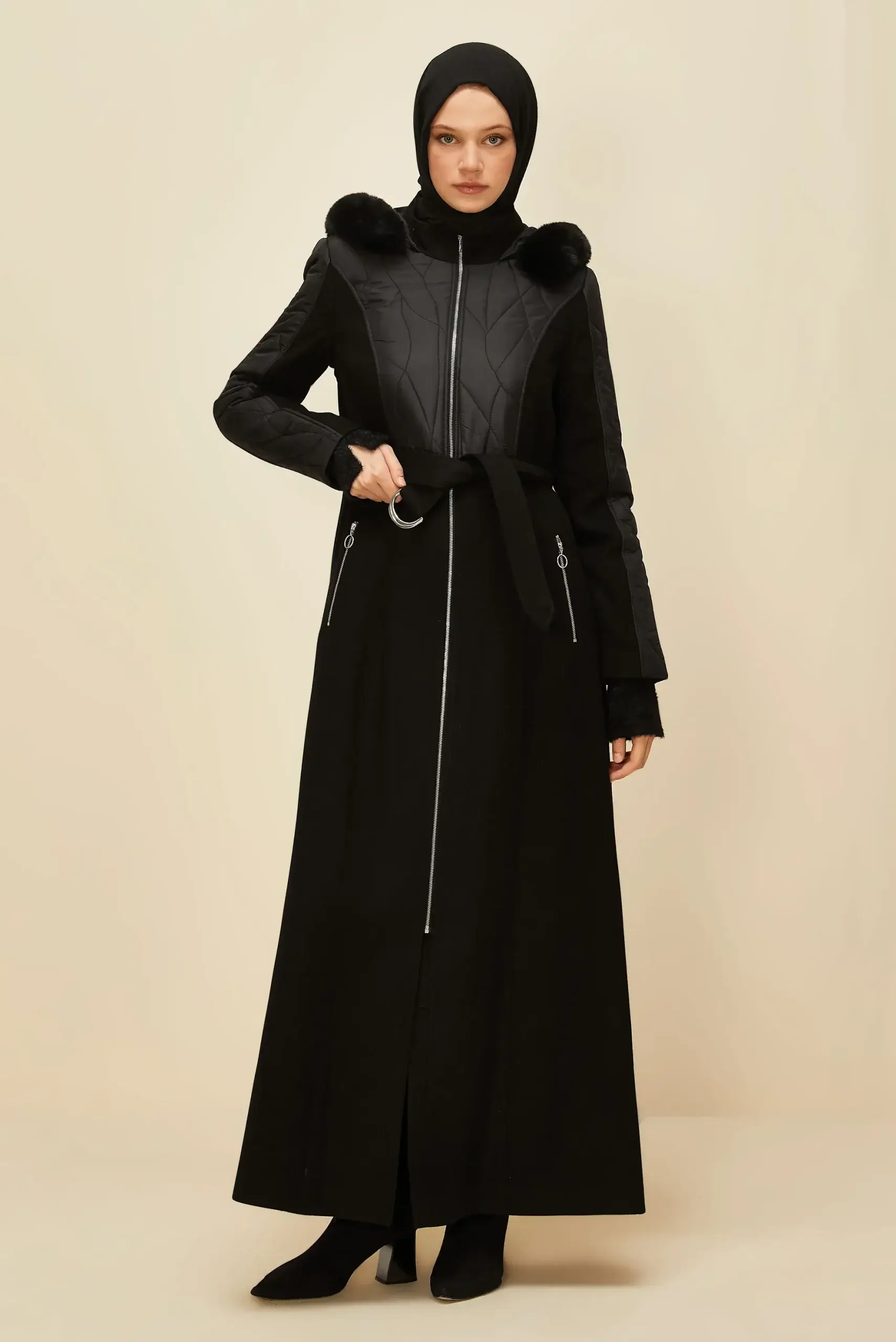 SİYAH KAPÜŞONLU MANTO